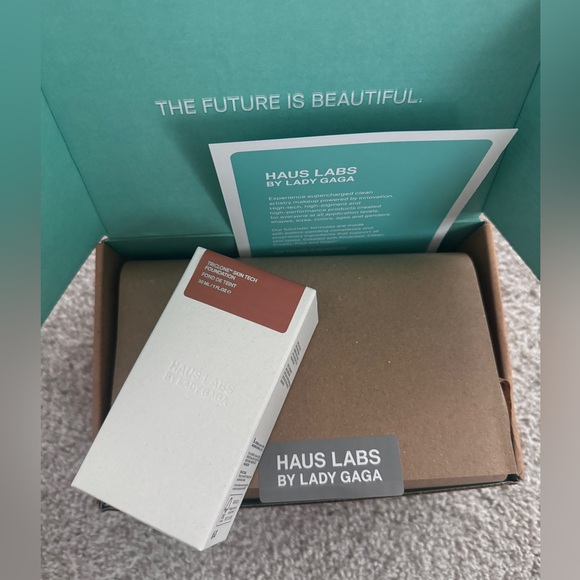 Haus Labs Triclone Foundation (400 Medium Deep Warm) - Picture 2 of 5